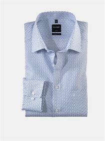 Olymp hvid og blå skjorte med lyse knapper og brystlomme. Modern Fit 1288 54 11